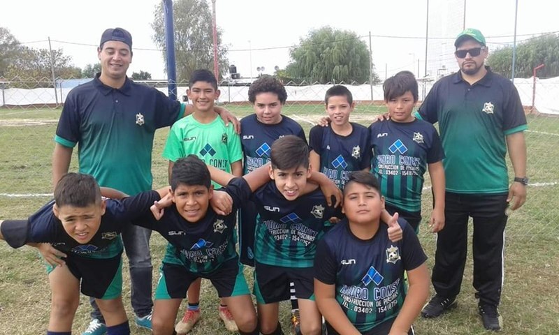 Ni&ntilde;os, ni&ntilde;as y adultos disfrutan del f&uacute;tbol lejos de las calles.