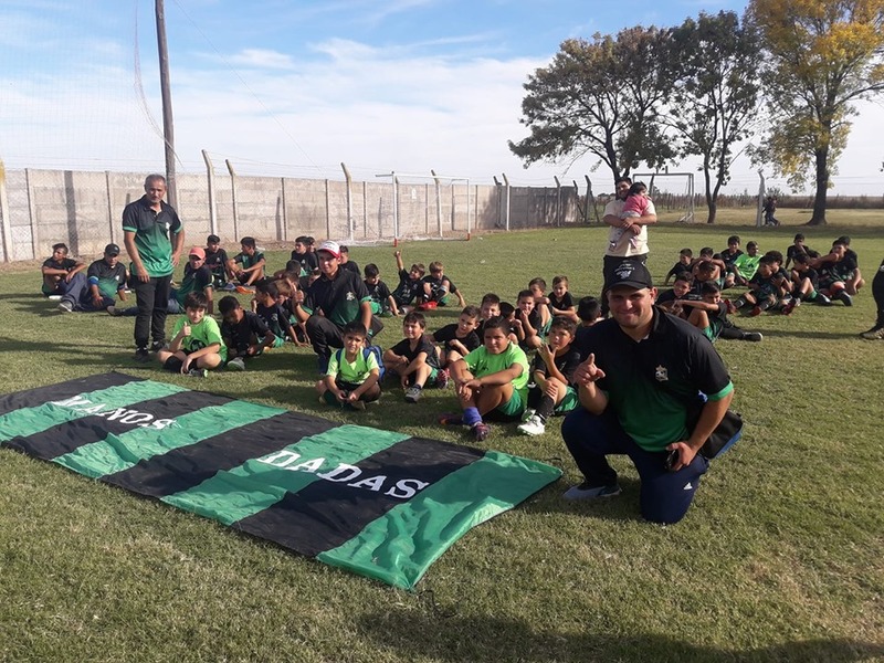 Niños, niñas y adultos disfrutan del fútbol lejos de las calles.