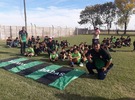 Niños, niñas y adultos disfrutan del fútbol lejos de las calles.