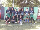 Niños, niñas y adultos disfrutan del fútbol lejos de las calles.