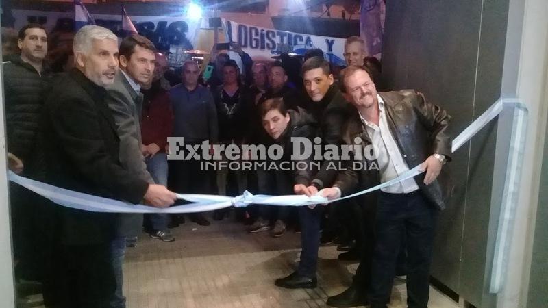 Momento esperado. El corte de cinta y el paso a la inauguración oficial de las obras.