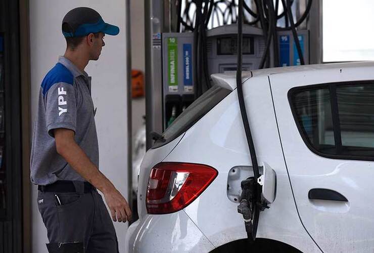 Imagen de Desde hoy, YPF aumenta las naftas un 2,50 por ciento