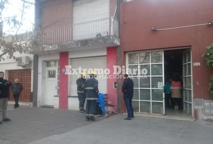 En el lugar. La dotación de bomberos haciendo verificaciones en la cuadra afectada.