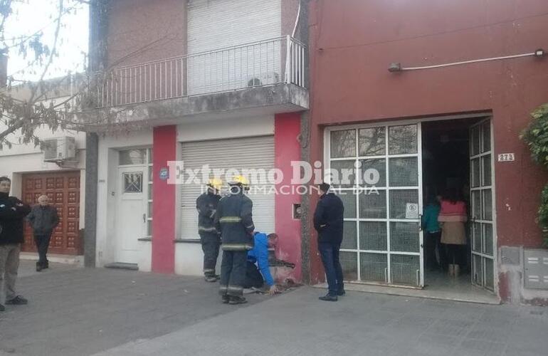 En el lugar. La dotación de bomberos haciendo verificaciones en la cuadra afectada.