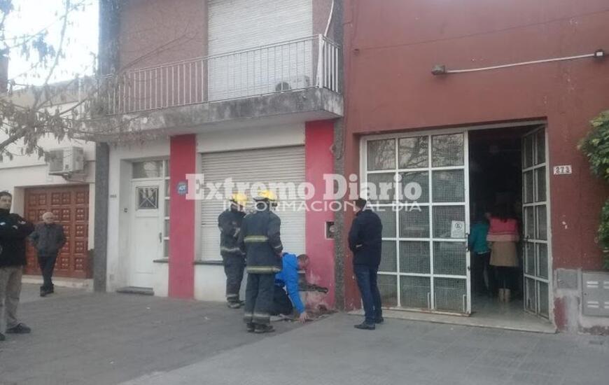 En el lugar. La dotación de bomberos haciendo verificaciones en la cuadra afectada.