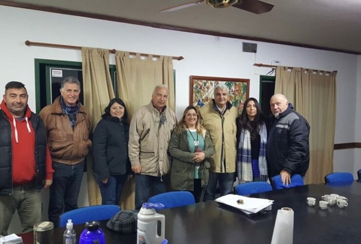 Imagen de El Intendente Nizar Esper junto a su Gabinete y al Centro Comercial