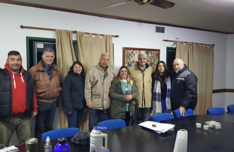 Imagen de El Intendente Nizar Esper junto a su Gabinete y al Centro Comercial