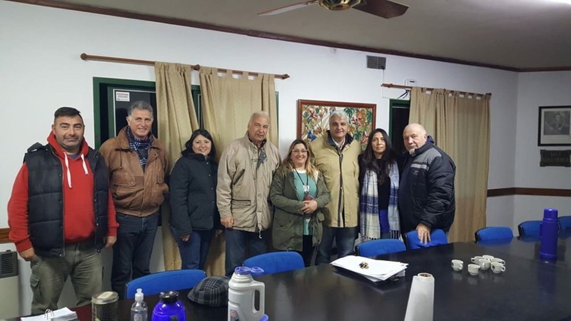 Imagen de El Intendente Nizar Esper junto a su Gabinete y al Centro Comercial