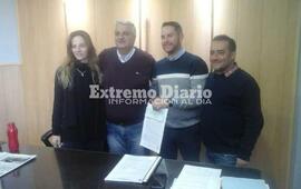 En la municipalidad. Esper recibió esta mañana a los vecinos para la entrega.