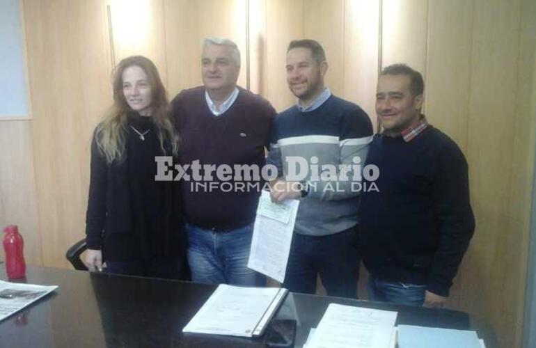 En la municipalidad. Esper recibi&oacute; esta ma&ntilde;ana a los vecinos para la entrega.