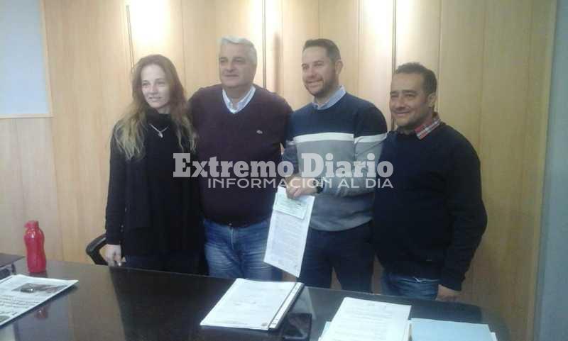 En la municipalidad. Esper recibi&oacute; esta ma&ntilde;ana a los vecinos para la entrega.