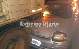 Imagen de Auto result&oacute; debajo de un acoplado