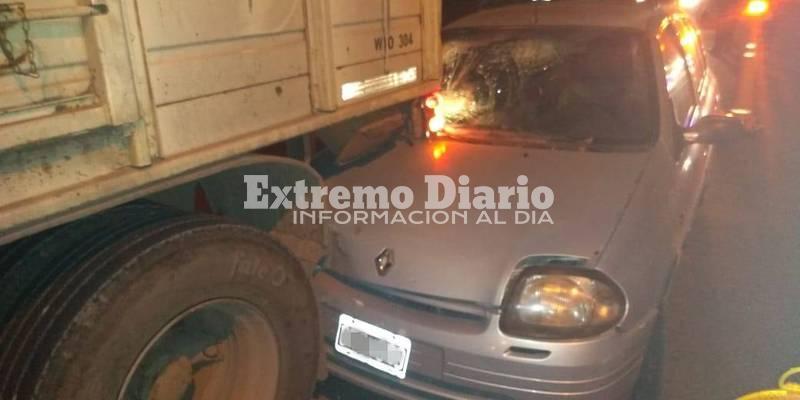 Imagen de Auto result&oacute; debajo de un acoplado