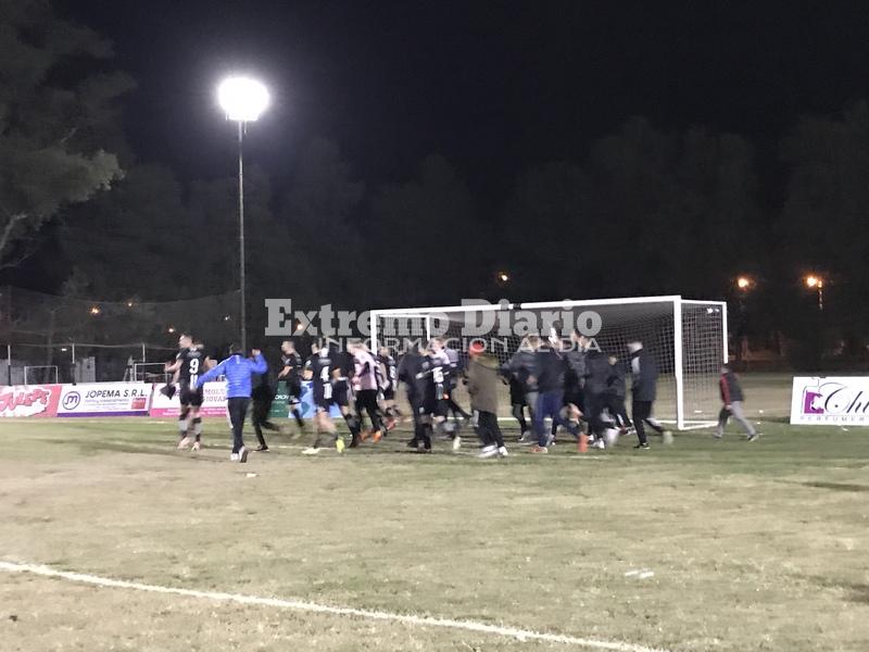 Vuelta Olímpica. Los jugadores del Panza dieron la vuelta en su cancha y ante su gente.