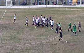 Fin del partido. Porvenir Talleres saluda a su gente tras vencer al "Verde" entre aplausos.