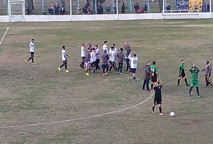 Fin del partido. Porvenir Talleres saluda a su gente tras vencer al "Verde" entre aplausos.