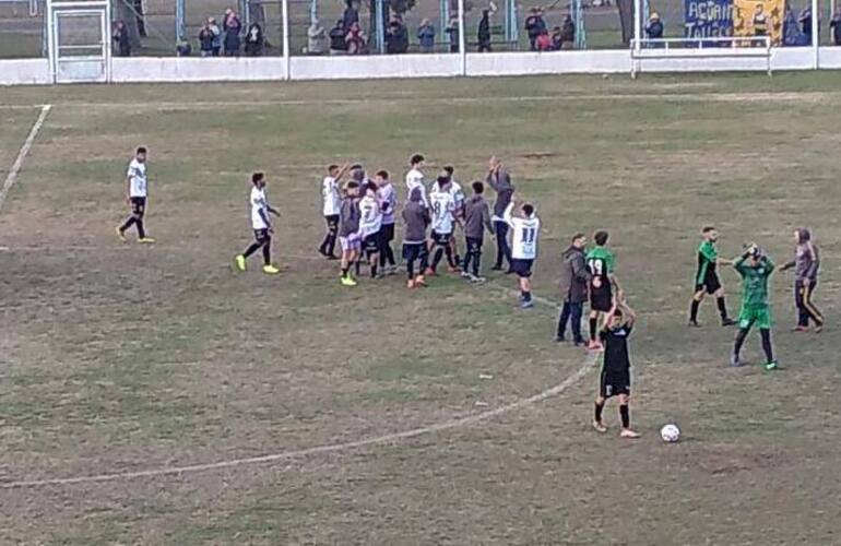 Fin del partido. Porvenir Talleres saluda a su gente tras vencer al "Verde" entre aplausos.