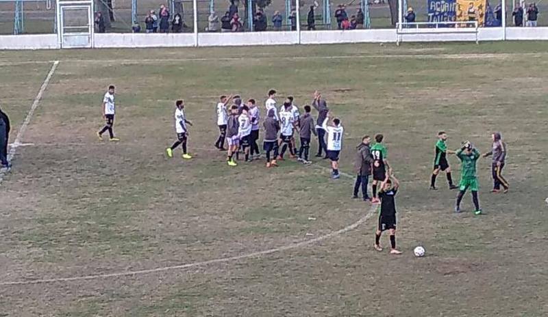 Fin del partido. Porvenir Talleres saluda a su gente tras vencer al "Verde" entre aplausos.