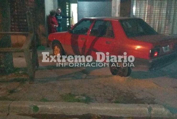 El Renault 9 estaba estacionado en la vereda