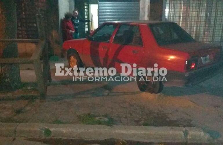 El Renault 9 estaba estacionado en la vereda