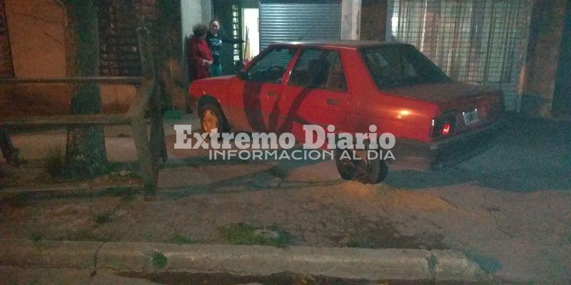 El Renault 9 estaba estacionado en la vereda