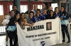 Las campeonas con la Copa. Las jugadoras de Libertad, festejando el título con una bandera muy emotiva.