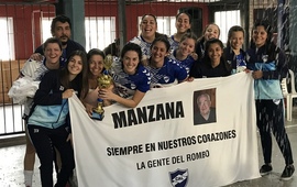Las campeonas con la Copa. Las jugadoras de Libertad, festejando el título con una bandera muy emotiva.