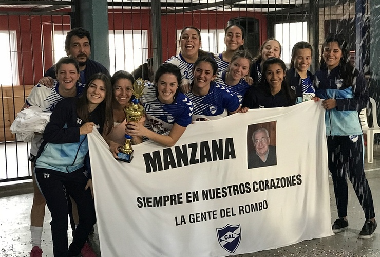 Las campeonas con la Copa. Las jugadoras de Libertad, festejando el título con una bandera muy emotiva.