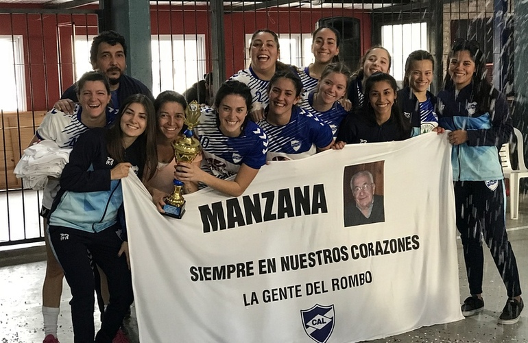 Las campeonas con la Copa. Las jugadoras de Libertad, festejando el título con una bandera muy emotiva.