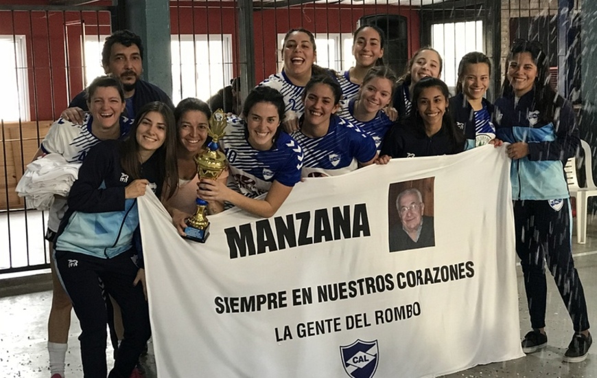 Las campeonas con la Copa. Las jugadoras de Libertad, festejando el título con una bandera muy emotiva.
