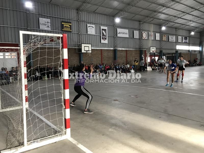 Penal y gol. Fiama Di Pietro, una de las mejores del partido, anotó para Libertad.