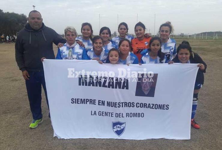 Las jugadoras de Libertad posaron con la bandera en memoria de José Nucci, el ex Presidente de Libertad.