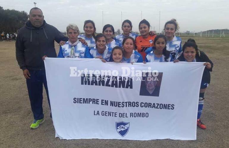 Las jugadoras de Libertad posaron con la bandera en memoria de José Nucci, el ex Presidente de Libertad.