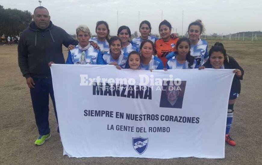Las jugadoras de Libertad posaron con la bandera en memoria de José Nucci, el ex Presidente de Libertad.