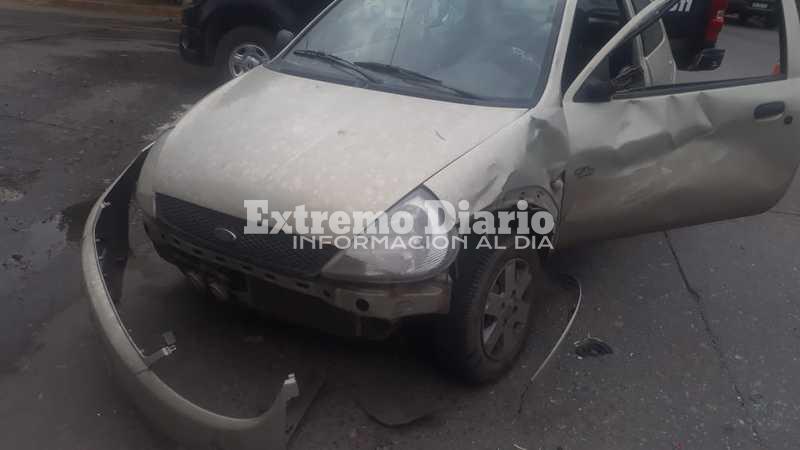 El auto chocado por la moto que era perseguida por Comando.