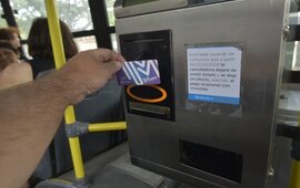 Bolsillos flacos. Cada vez se hace m&aacute;s dif&iacute;cil pagar el boleto, que hoy asciende a 27,50 pesos.