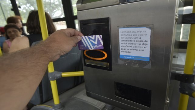 Bolsillos flacos. Cada vez se hace más difícil pagar el boleto, que hoy asciende a 27,50 pesos.