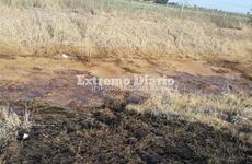 Imagen de Fotografían camión arrojando líquidos en zona rural