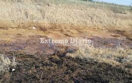 Imagen de Fotograf&iacute;an cami&oacute;n arrojando l&iacute;quidos en zona rural