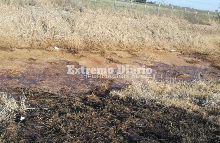 Imagen de Fotografían camión arrojando líquidos en zona rural