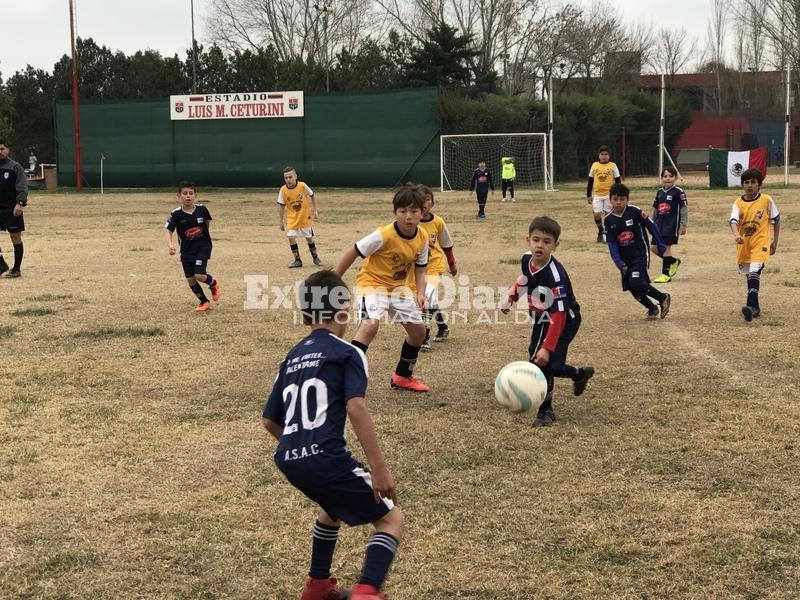 El podio en Básquet. Los 3 equipos, El Nacional, Talleres y Los Molinos.