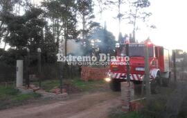 Imagen de Bomberos en incendio de pastizal
