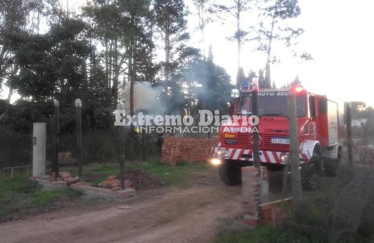 Imagen de Bomberos en incendio de pastizal