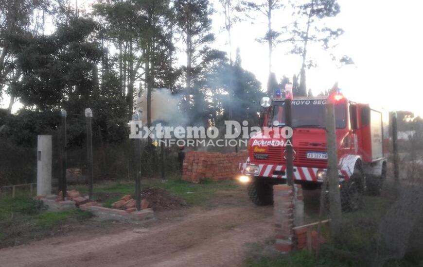 Imagen de Bomberos en incendio de pastizal