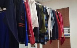 Gran colaboración de personas acercando prendas de vestir para los que más lo necesitan.