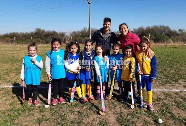 Los profes de Libertad y Porvenir, junto con sus alumnas de Escuelita.