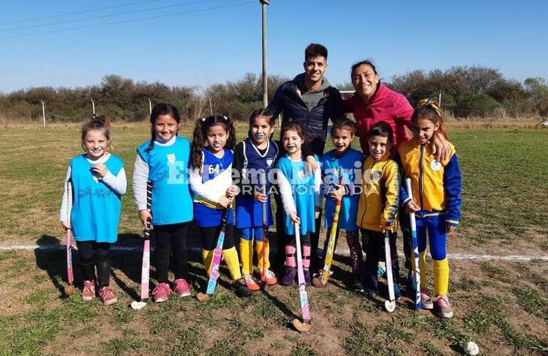 Los profes de Libertad y Porvenir, junto con sus alumnas de Escuelita.