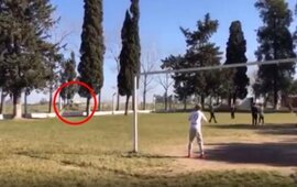 La imagen de la máquina fumigando y los chicos jugando.