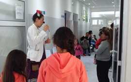 Imagen de La payasa Ostentosa visit&oacute; el CIC por las vacaciones de invierno