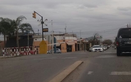 Imagen de Barrera baja en el cruce de calle Juan B Justo